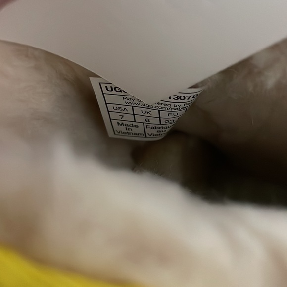 UGG NWT baby girl size 7 classic rainbow sparkle glitter boots with yellow trim. - Picture 13 of 13